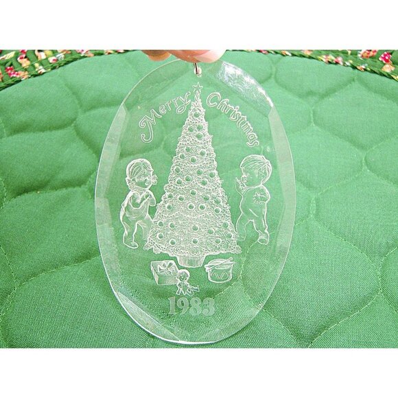 Vintage 1983 Acrylic Merry Christmas Kids on Christmas Morning Etched Ornament - Picture 2 of 9